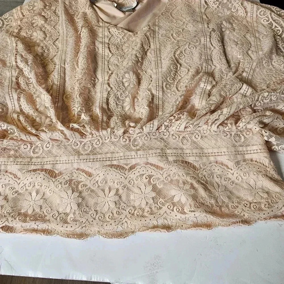 Beyond Vintage lace vneck peach blouse‎ - Picture 5 of 13